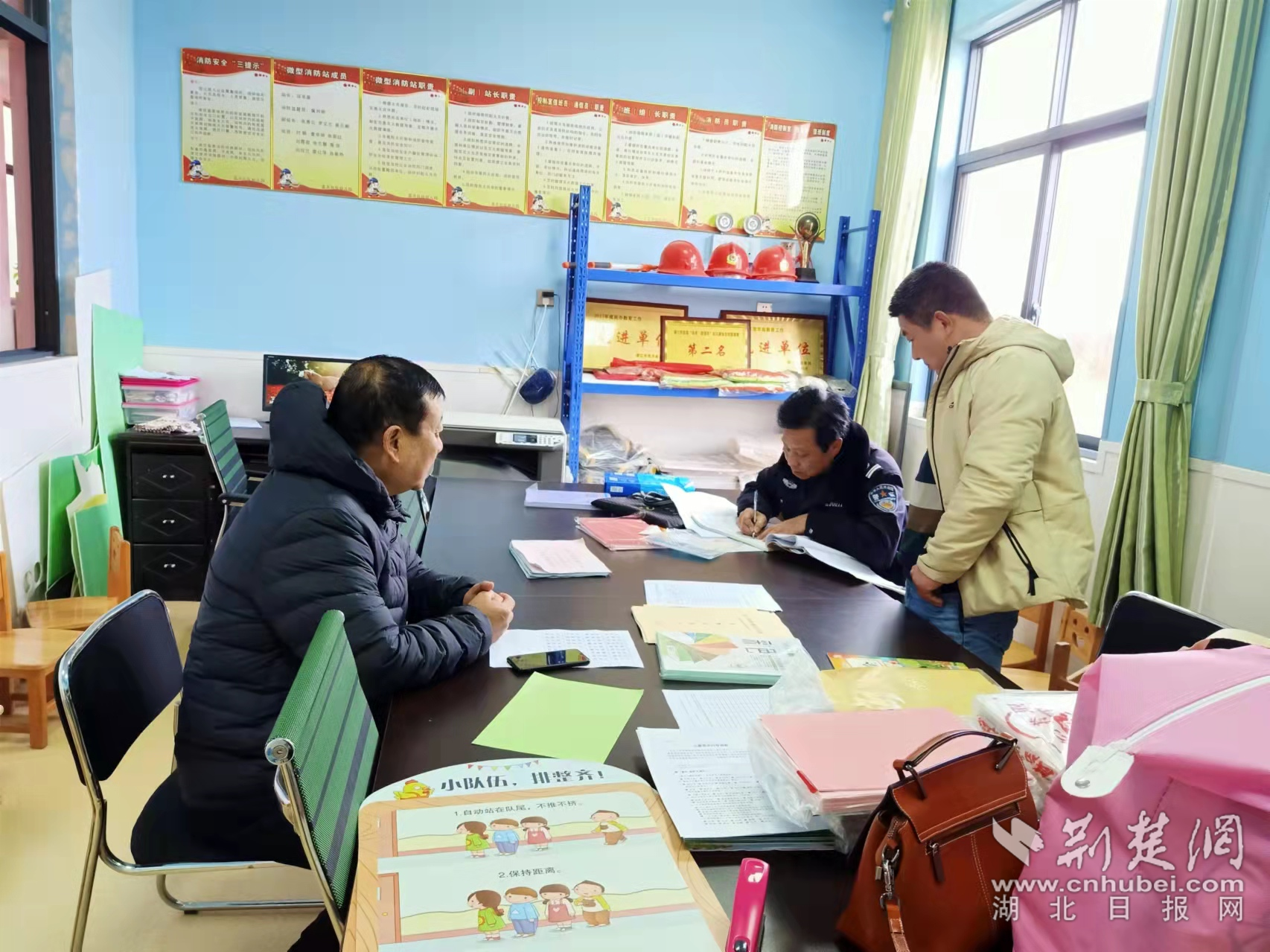 民警深入校園與教職員工座談，深入排查化解各類矛盾糾紛。.png.png
