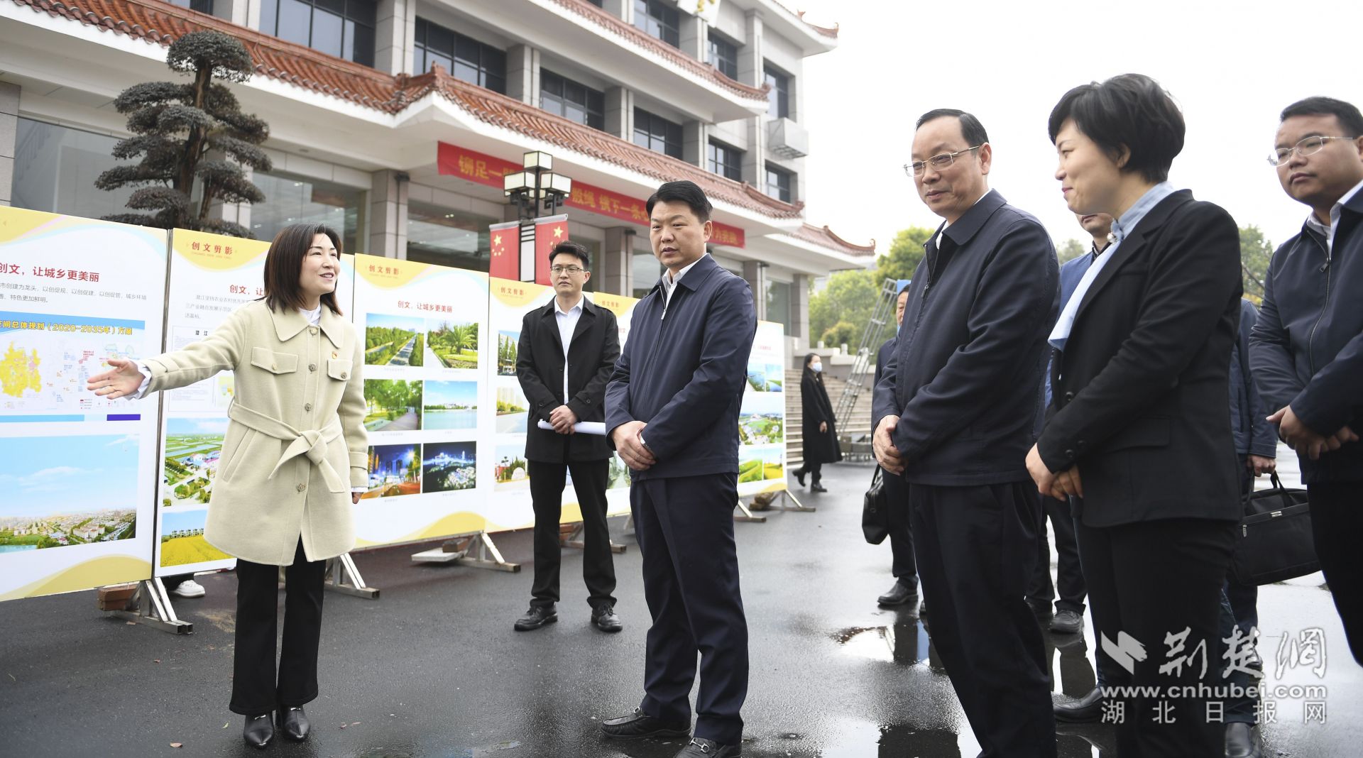 與會人員參觀潛江市全國文明城市創(chuàng)建工作成效展示。.jpg.jpg