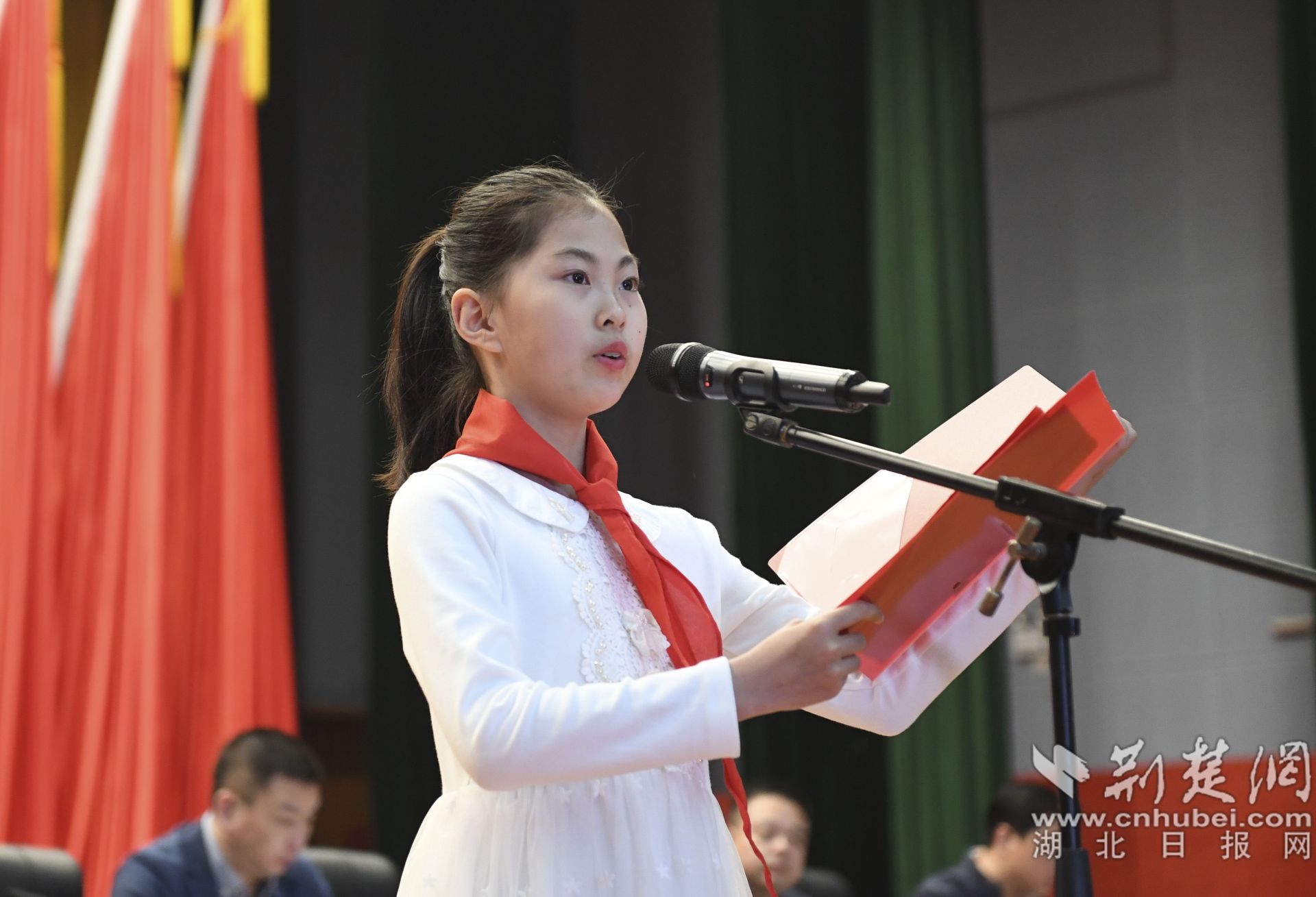 宣讀《全國文明城市創(chuàng)建倡議書》。.jpg.jpg