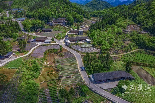 宣恩縣椒園集鎮(zhèn)至鑼圈巖段公路，全長8公里，途經椒園村、涼風村、鑼圈巖村，該公路建成既有效帶動沿線煙葉等產業(yè)發(fā)展，又是曜天眼景區(qū)的