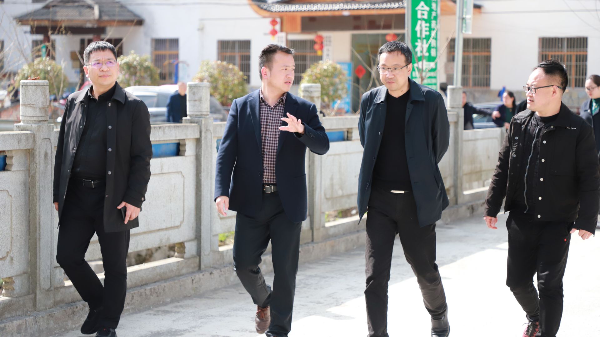 3月18日  市教育局黨組書記、局長(zhǎng)甘志明 在市教育局駐村幫扶村板橋鎮(zhèn)大木村研討人居環(huán)境治理.JPG.JPG