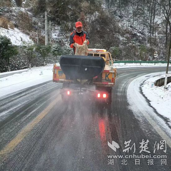 崇陽(yáng)縣S259銅天線佛嶺段灑鹽融雪_副本.jpg