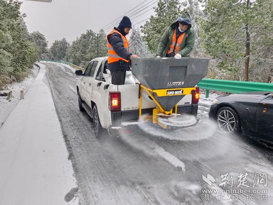 通城G353寧福線南嶺段除雪_副本.jpg