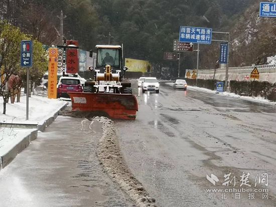 除雪工作仍在緊張進(jìn)行_副本.jpg