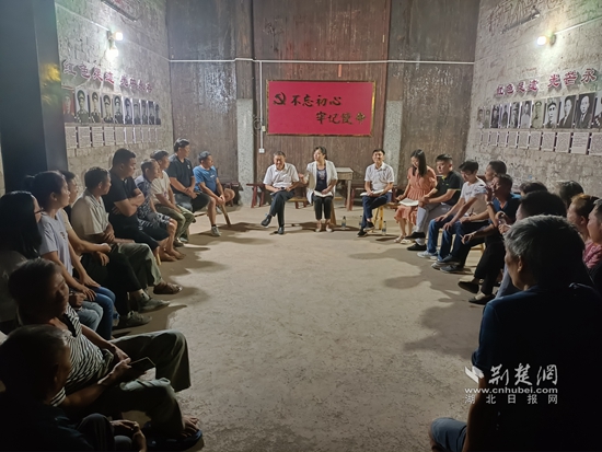 崇陽縣金塘鎮(zhèn)黨員干部在金塘村盧家大屋村灣開展灣子夜話,和群眾共商環(huán)境治理等事宜。.jpg