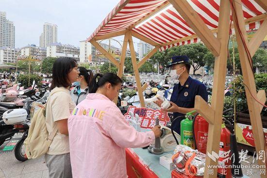 圖說：宣傳員講解消防產(chǎn)品的使用方法_副本.jpg.jpg