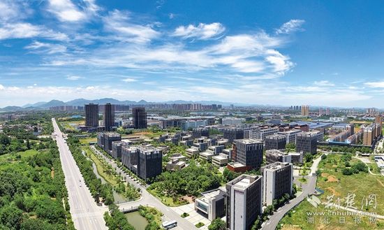 開發(fā)區(qū)·鐵山區(qū)廠房林立，風(fēng)光旖旎。.jpg.jpg