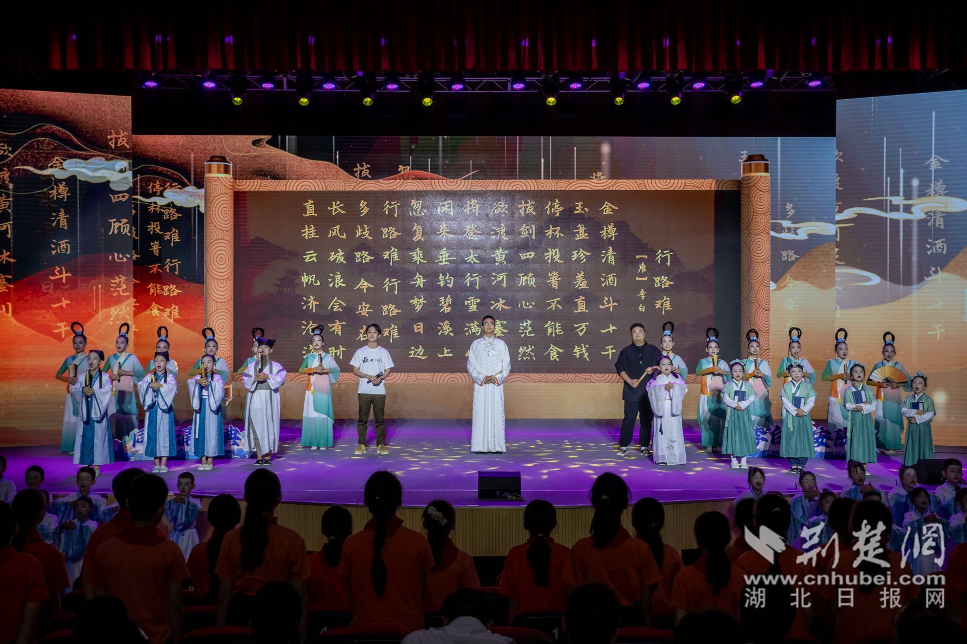 活動(dòng)最后凌振赫、沈嘉柯、余維剛與學(xué)生們一齊誦讀行路難_副本.jpg.jpg