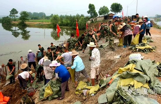 7月13日河頭村截流港管涌。軍民聯(lián)手保家園_副本.jpg.jpg