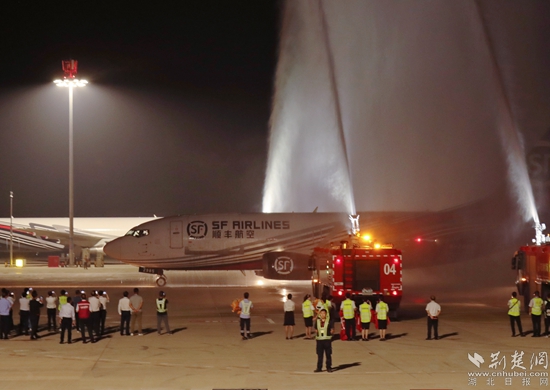 順豐B737-300航班“過水門”。金康 攝.jpg