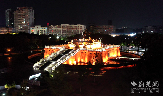 鳳凰廣場(chǎng)夜景。（金康  攝）.png.png