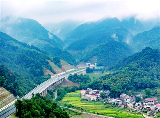 煙雨朦朧的黃坪山段.jpg