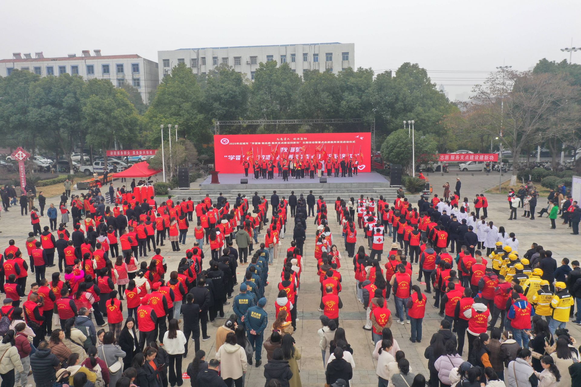 活動(dòng)現(xiàn)場(chǎng)，還舉行了新就業(yè)志愿服務(wù)隊(duì)授旗儀式  孫縉攝.jpg.jpg