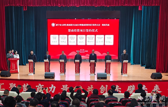 赤壁 現(xiàn)場簽約.jpg