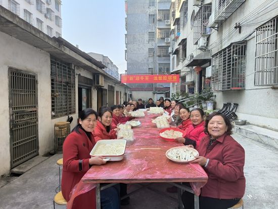 黨員中心戶帶領(lǐng)居民自發(fā)開展“暖‘新’迎冬至 溫馨睦鄰情”冬至合家飯主題活動(dòng).jpg.jpg