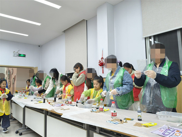 現場制作扎染書簽.jpg